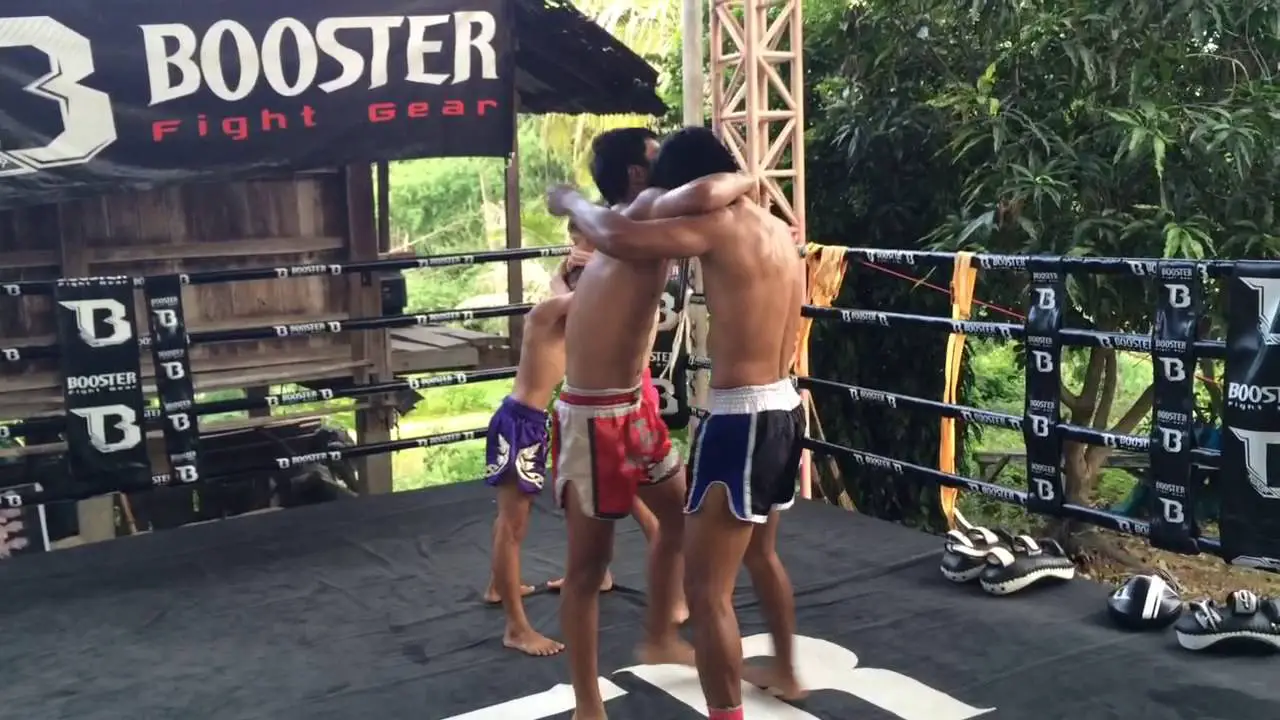 does-muay-thai-use-grappling-budodragon